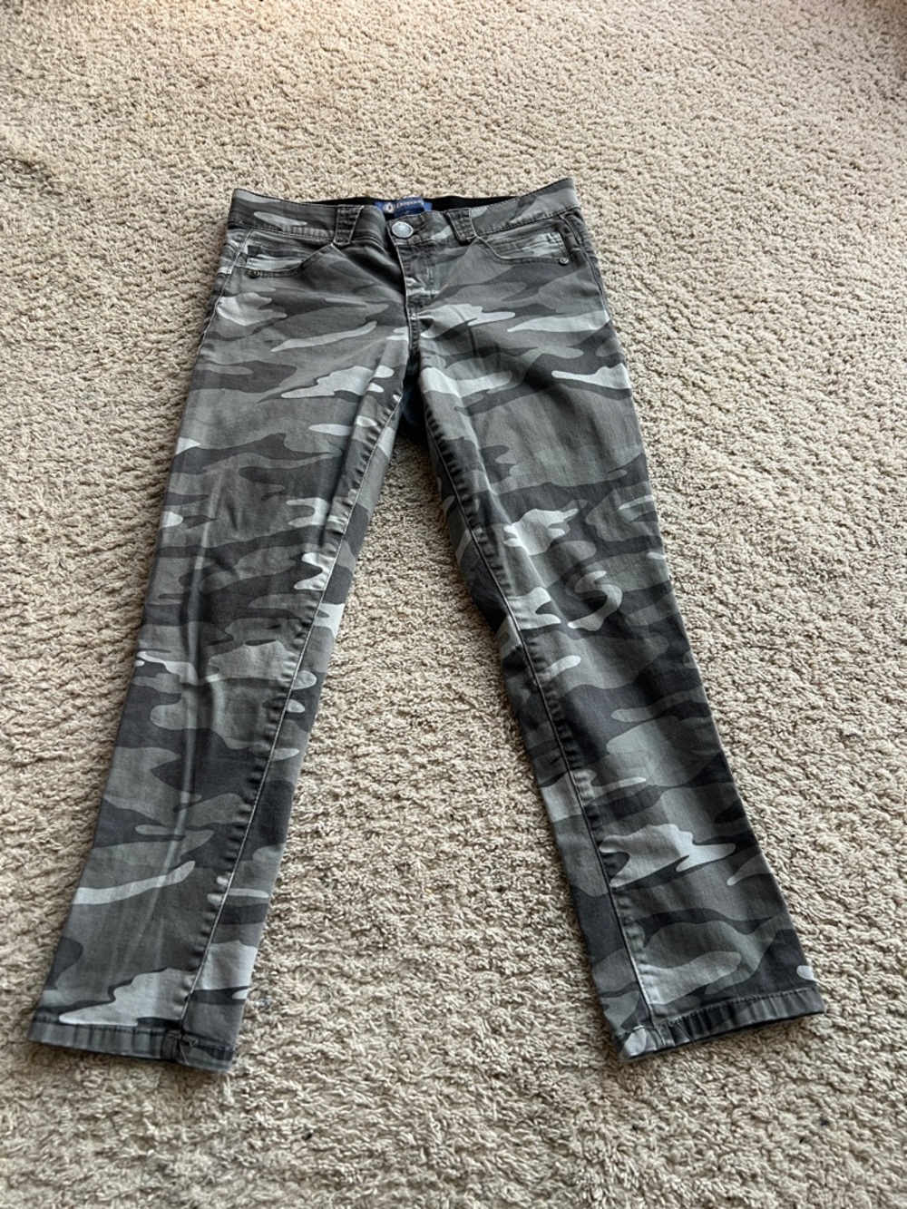 Democracy Ab solution Women’s Gray Camo Straight-Leg Jeans size 8